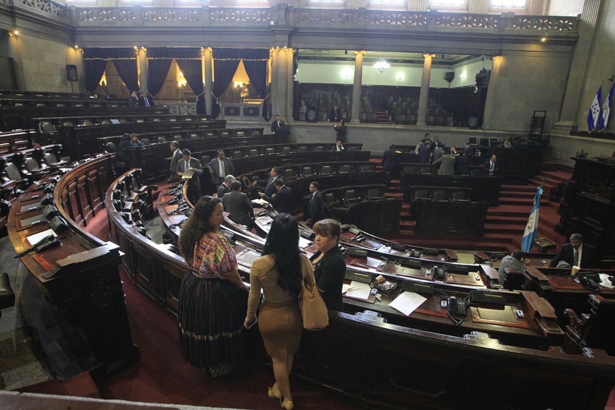 Un número reducido de diputados acudió este martes a la sesión extraordinaria en el Cogreso. (Foto Prensa Libre: Edwin Bercián)