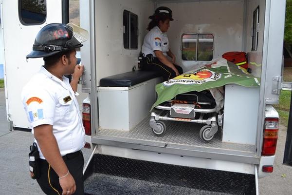 La mujer  murió en una ambulancia de los Bomberos Voluntarios tras ser atropellada en la ruta al Atlántico. (Foto Prensa Libre: Hugo Oliva)