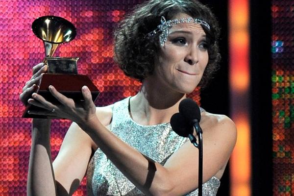 Con una emoción notable, Gaby Moreno sostiene el galardón en el escenario de los Grammys Latinos 2013 (Foto Prensa Libre: AFP)<br _mce_bogus="1"/>