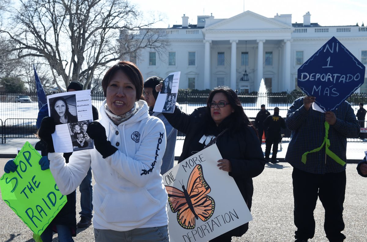 Activistas e inmigrantes protestan contra redadas, frente a la Casa Blanca. (Foto Prensa Libre: EFE)