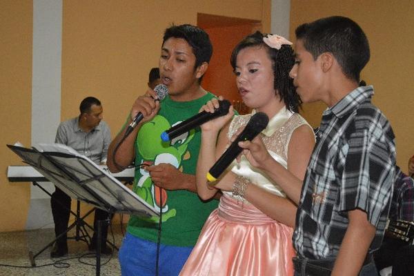 Escolares mostraron talento durante el acto de graduación.