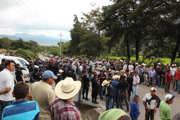 Pobladores de comunidades afectadas se congregaron en el km 104 de la ruta que une a San Rafael Pie de la Cuesta con Mataquescuintla. (Foto Prensa Libre: Oswaldo Cardona)<br _mce_bogus="1"/>