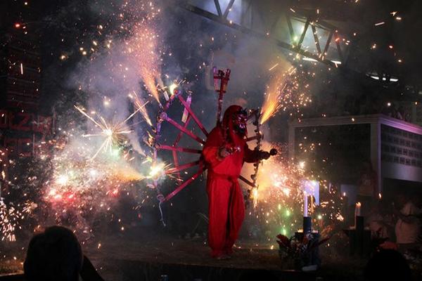 Durante la elección se quemaron juegos pirotécnicos, al ritmo de marimba.(Foto Prensa Libre: Rolando Miranda)