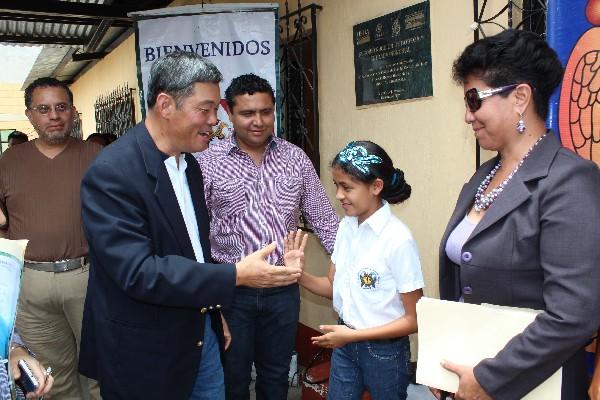 El embajador  Adolfo Sun saluda a una estudiante de primara en Salamá, Baja Verapaz.