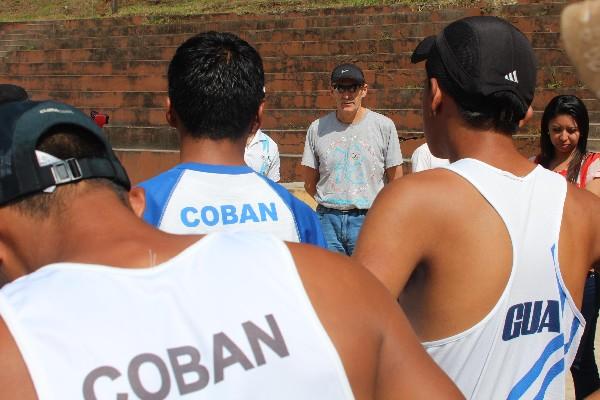 Bohdan Bulakowski visitó a los marchistas en Cobán. (Foto Prensa Libre: Hemeroteca PL)