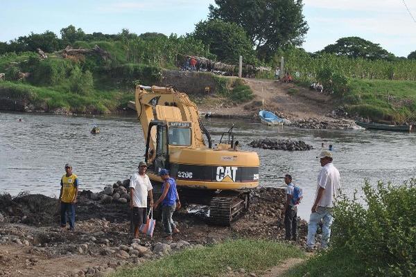 residentes de 15 aldeas de Moyuta, Jutiapa, trabajan junto a la Municipalidad para habilitar paso.