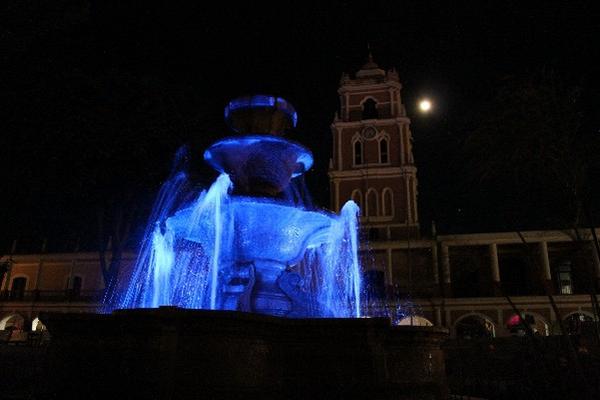 la fuente  cuenta con un sistema de iluminación agradable para la  vista de vecinos y   visitantes.