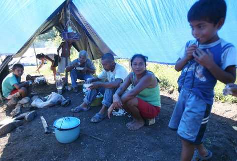 Esta familia, que forma parte de un grupo de pobladores que fueron desalojados del Parque Nacional Laguna del Tigre, Petén, permaneció refugiada en Tenosique, México.