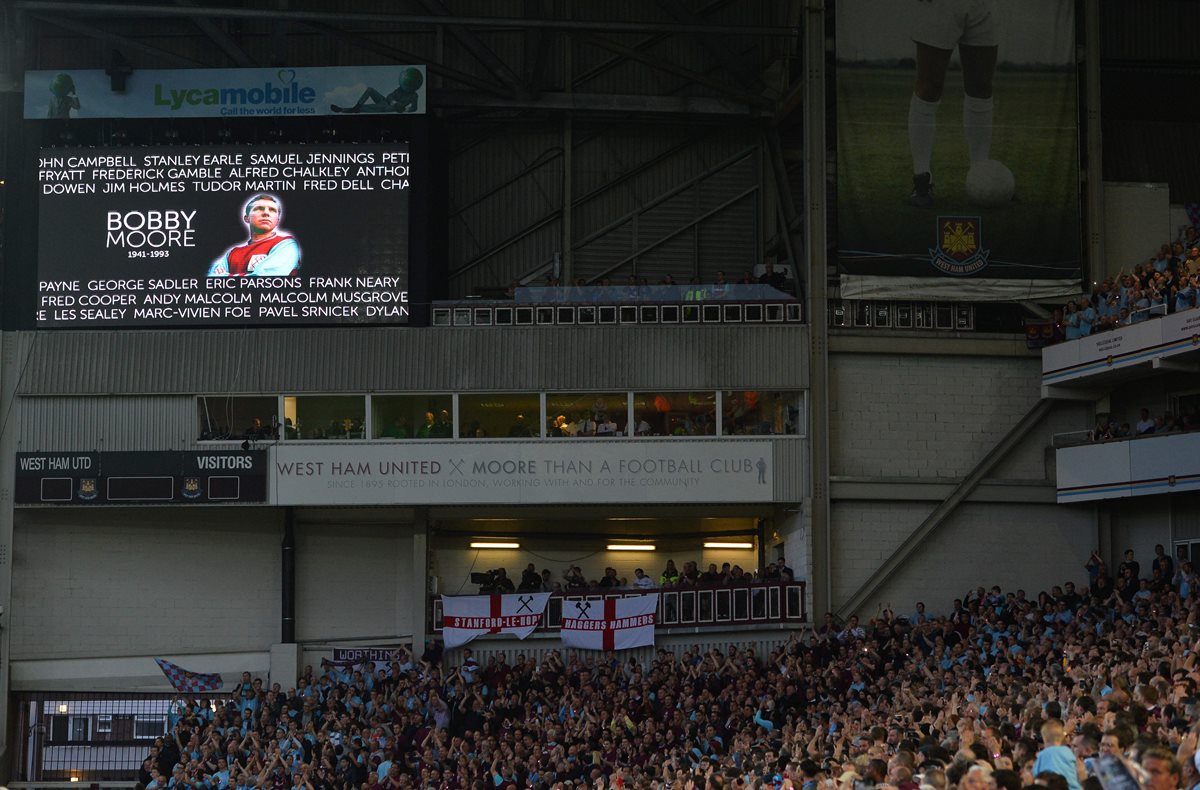 El West Ham hizo un homenaje a Bobby Moore antes de jugar su último partido en el Upton Park, que cerró sus puertas después de 112 años. (Foto Prensa Libre: AFP)