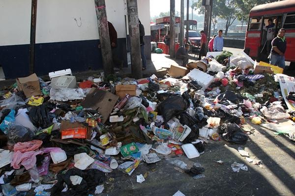 Gran cantidad de basura se observó en distintos puntos de la capital, luego de los festejos de Navidad. (Foto Prensa Libre: Erick Ávila)<br _mce_bogus="1"/>