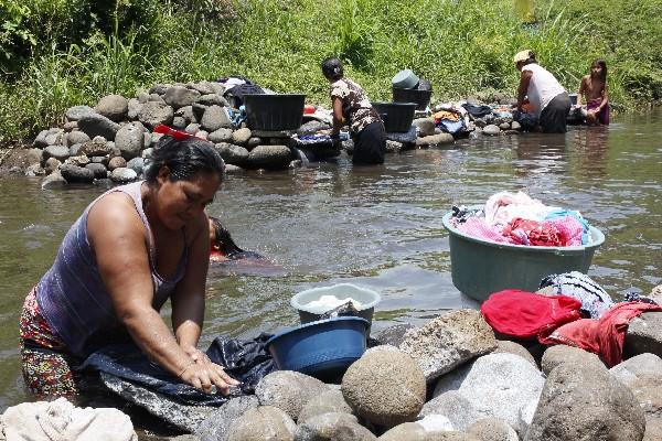 Poblados carecen de agua entubada