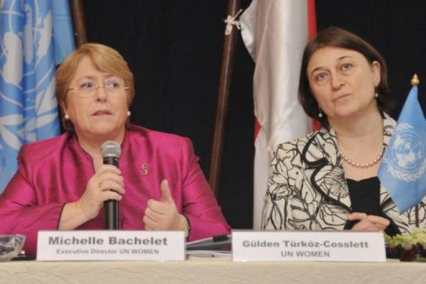 La expresidenta chilena y directora de ONU Mujeres Michelle Bachelet (I) en una conferencia de prensa en Yakarta el 4 de diciembre del 2012. (Foto Prensa Libre: AFP)