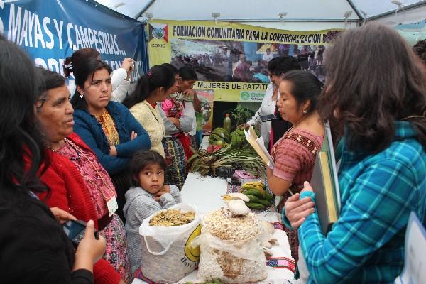 Mujeres de participaron en novena conferencia nacional muestran productos que cultivan.