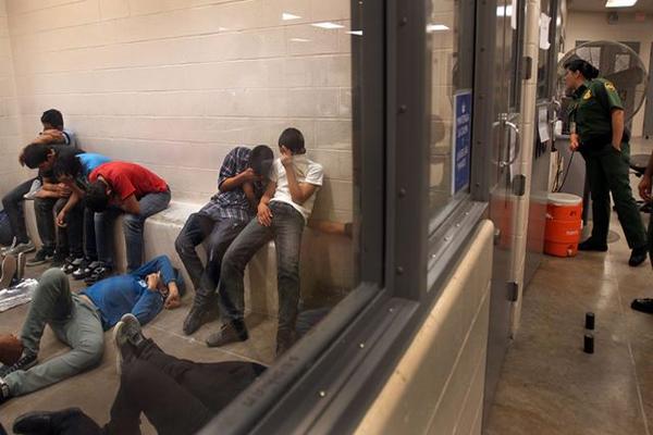 Jóvenes migrantes, detenidos en una estación de la Patrulla Fronteriza de McAllen, Texas. (Foto: EFE)