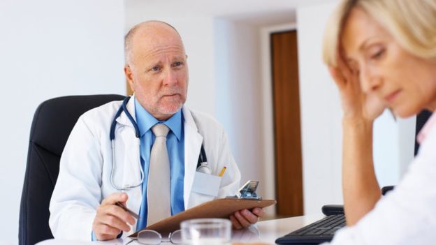 Algunos críticos temen que los pacientes queden sujetos a las reprimendas del médico que receta. GETTY IMAGES