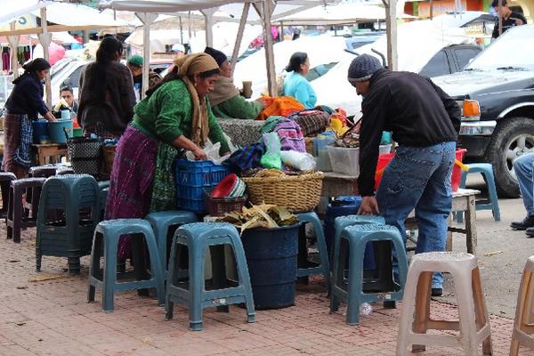 Vendedores de alimentos en los alrededores del mercado de Totonicapán.