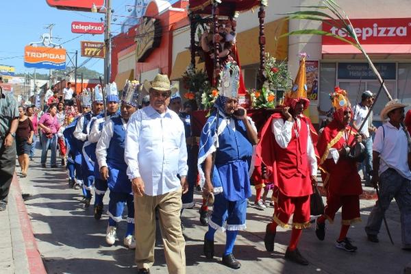 Feligreses y jinetes llevan en procesión a San Cristóbal, patrono de Jutiapa, en la tradicional caravana en honor del santo. (Foto Prensa Libre: Óscar González)<br _mce_bogus="1"/>