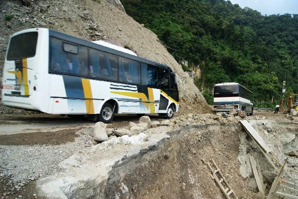 Autobuses de  turismo se dirigen a   Panajachel.