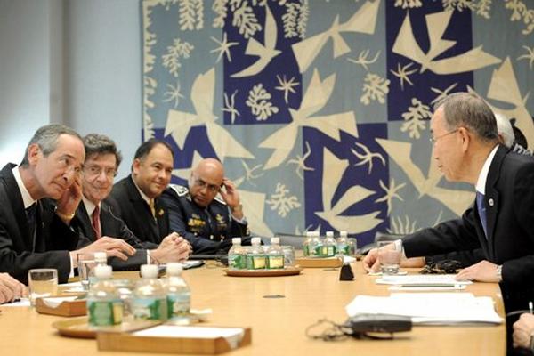 Colom y su comitiva hablan con Ban Ki moon, secretario de la ONU. (Foto Prensa Libre: EFE)<br _mce_bogus="1"/>