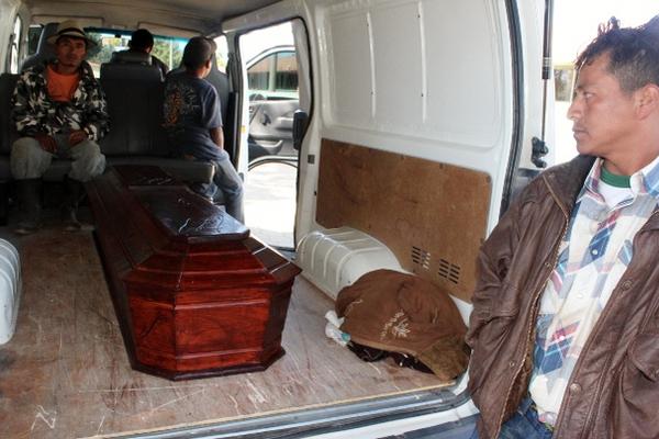 El cuerpo de      Felisiana Matom Raymundo fue entregado a sus familiares en la morgue del      Inacif de Santa Cruz del Quiché. (Foto Prensa Libre: Óscar Figueroa)