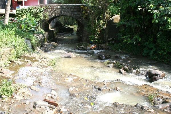 El río Mazá, que pasa por Coatepeque, tiene un alto grado de contaminación.