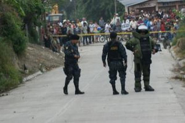 Agentes de la Policía desactivan artefacto explosivo en San Andrés, Petén. (Foto Prensa Libre: Rigoberto Escobar)<br _mce_bogus="1"/>