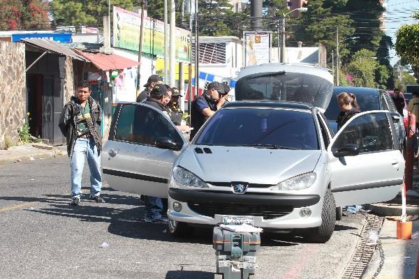 fiscales e investigadores de la Deic realizan peritajes en tres vehículos parqueados frente al negocio.