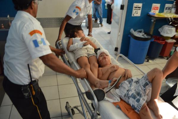 Los hermanos Estrada Cordón fueron auxilados por bomberos y traladados al hospital de Zacapa. (Foto Foto Prensa Libre: Victor Gómez)<br _mce_bogus="1"/>