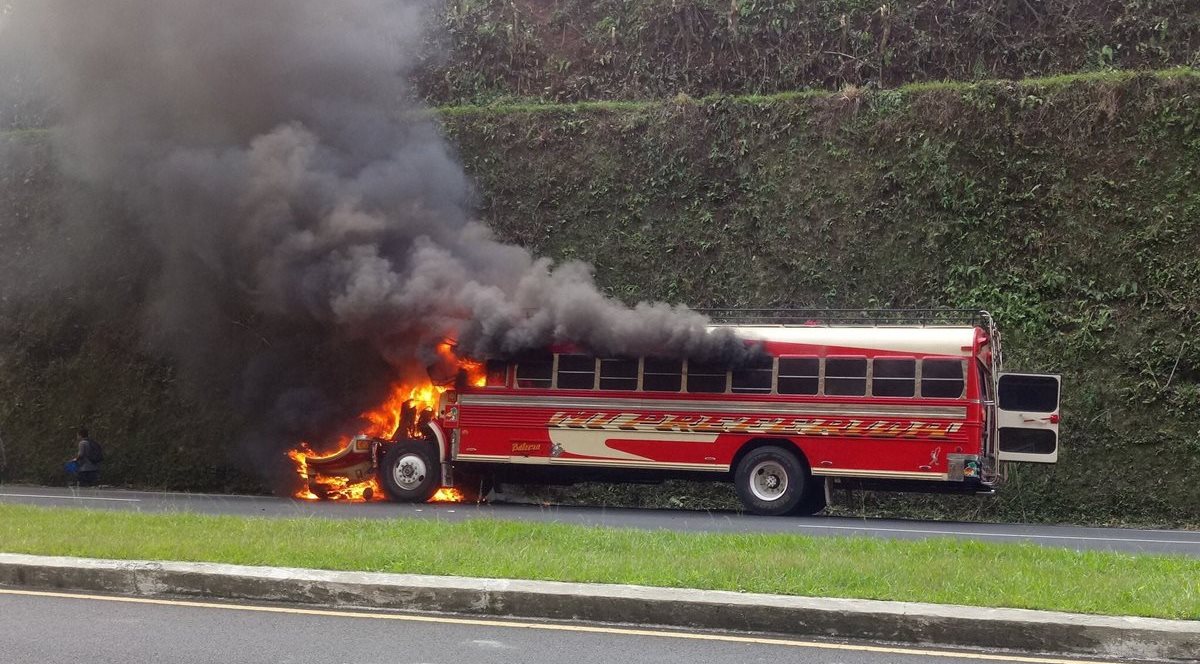 El hecho ocurrió en el km 49 de la autopista Palín – Escuintla, donde socorristas acudieron y constataron que no resultaron personas heridas. (Foto Prensa Libre: Enrique Paredes)