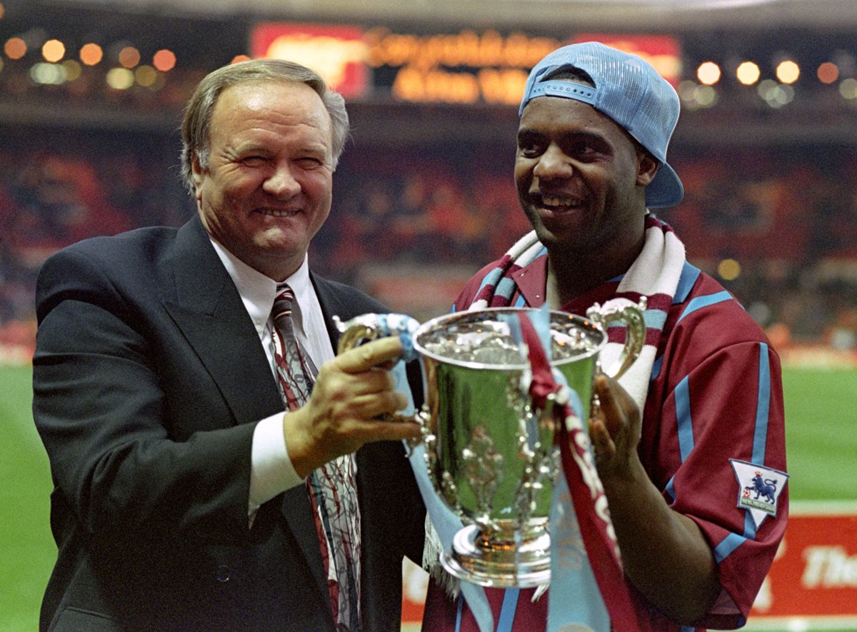 El 27 de marzo de 1994, el técnico del Aston Villa Ron Atkinson posa junto a Dalian Atkinson en el estadio de Wembley. (Foto Prensa Libre: AP)