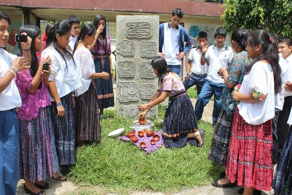 Los estudiantes colocan una de las estelas al frente del edificio escolar. (Foto Prensa Libre: Ángel Martin Tax)<br _mce_bogus="1"/>