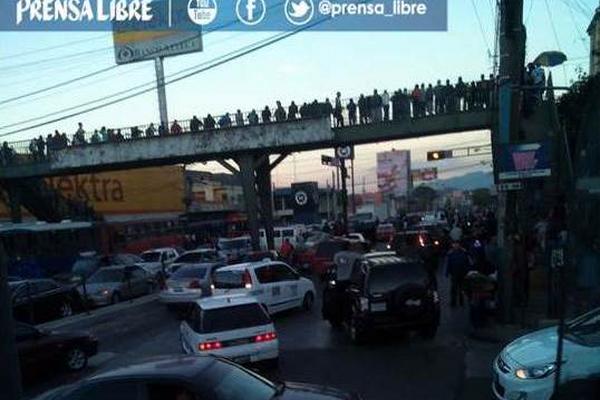 Pilotos bloquean el tránsito frente a Iglesia La Parroquia, por multas impuestas por la PMT. (Foto Prensa Libre: Esbin García)