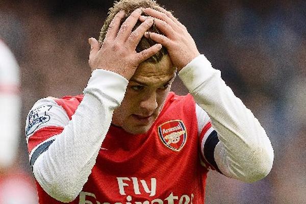 Jack Wilshere se lamenta por la derrota del Arsenal. (Foto Prensa Libre: EFE)