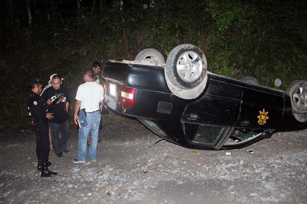 El taxi de José Luis Escalante quedó volcado en la calle principal de la aldea El Corozo, Puerto Barrios. (Foto Prensa Libre: Edwin Perdomo).