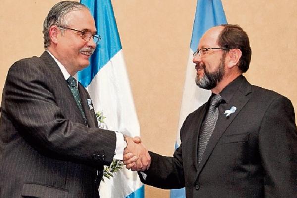 Eduardo Leoni Patrón, encargado de Negocios  de la embajada de  Argentina, y Héctor Iván Espinoza, vicencanciller guatemalteco. (Foto Prensa Libre: Edwin Castro)