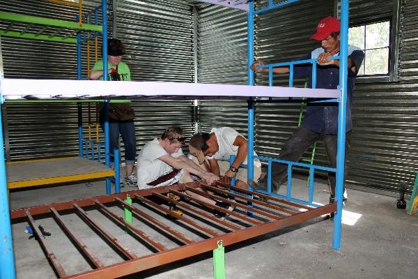 Voluntarios de la organización Bethel arman  litera en   una de las viviendas, en Retalhuleu.