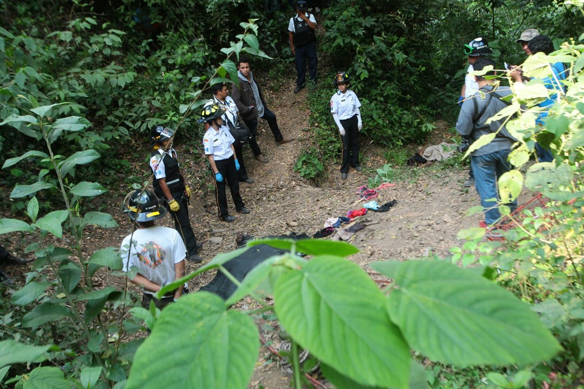 Bomberos y PNC esperan la llegada del MP para el levantamiento de los cuerpos. (Foto Prensa Libre: Erick Avila)