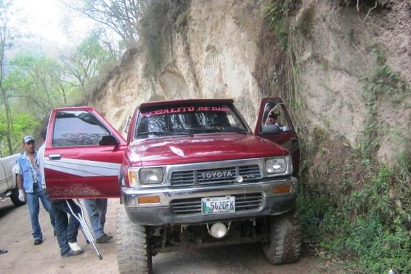 Picop en el quedó el cuerpo baleado de Guilmar David Gómez, en San Rafael Las Flores. (Foto Prensa Libre: Oswaldo Cardona)