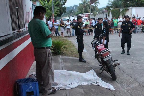 Un auxiliar de ventas fue atacada a balazos frente a una tienda en un sector de San Benito, Petén. (Foto Prensa Libre: Rigoberto Escobar)<br _mce_bogus="1"/>