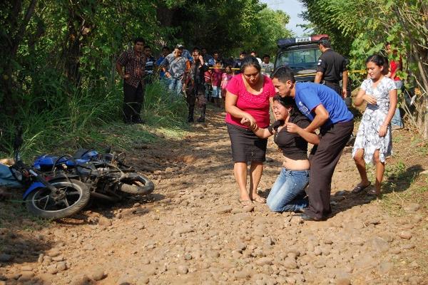 Familiares lamentan la muerte violenta de dos amigos, en Génova, zona costera de Quetzaltenango. (FOTO PRENSA LIBRE: Alexander Coyoy)<br _mce_bogus="1"/>