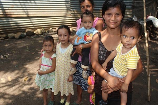 Delmi Guerra  y Floridalma Pec, junto a sus hijos con desnutrición, en San Juan Bautista. (Foto Prensa Libre: Danilo López)