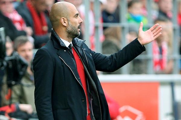 Pep Guardiola, técnico del Múnich, dice que la bundesliga es el título más importante. (Foto Prensa Libre: AFP)