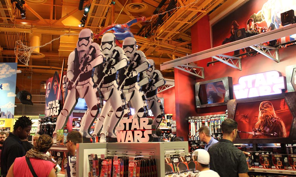 A falta de pocos meses del estreno de la nueva entrega de Star Wars, la industria del juguete se ha adelantado para inundar el mercado con todo tipo de artículos sobre la popular saga. (Foto Prensa Libre: EFE)