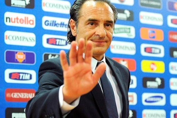 César Prandelli seguirá como técnico de Italia hasta 2016. (Foto Prensa Libre: Archivo)