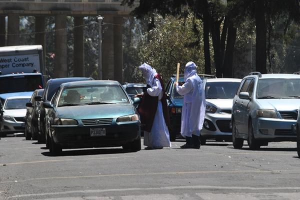 Estudiantes dicen  que no obligan  por  pagos, pero usan palos para amedrentar. (Foto Prensa Libre: Alejandra Martínez)