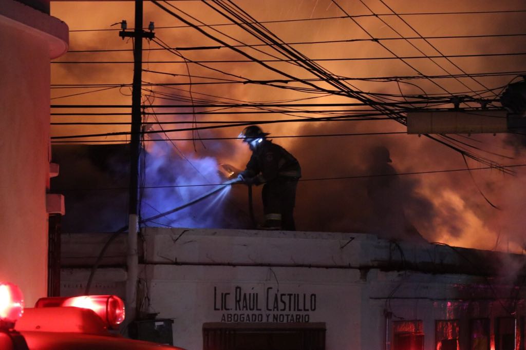 Socorristas combaten un incendio en el centro de Xela que sorprendió a vecinos durante las primeras horas de este lunes 25 de diciembre. (Foto Prensa Libre: María José Longo)