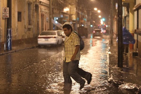 Las lluvias han provocado exceso de agua en las calles (Foto Prensa Libre: P. Raquec)<br _mce_bogus="1"/>