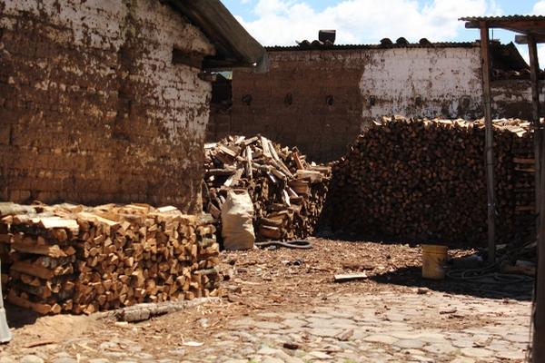 En  Sololá  hay empresas forestales dedicadas a la venta de leña, pero  la mayoría  es llevada desde otros lugares, especialmente de  Chimaltenango. (Foto Prensa Libre: Ángel Julajuj)