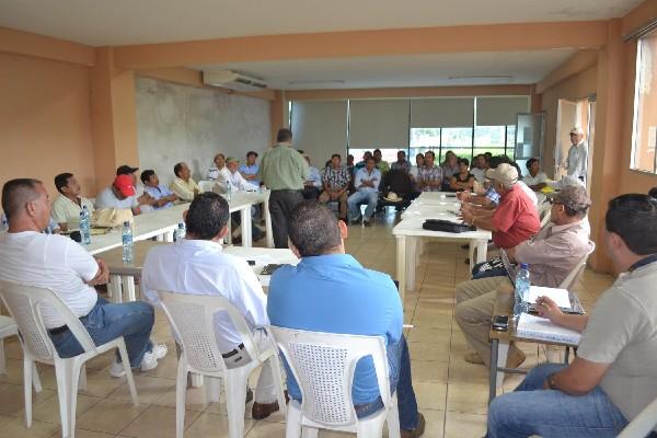 Representantes de las partes involucradas  participan en el diálogo en Guastatoya.