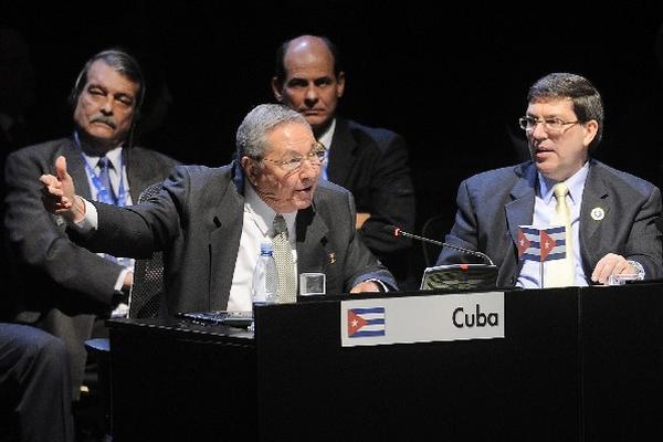 Raúl Castro, presidente de Cuba, celebra que su país asuma la presidencia de la Celac. (Foto Prensa Libre: AP)